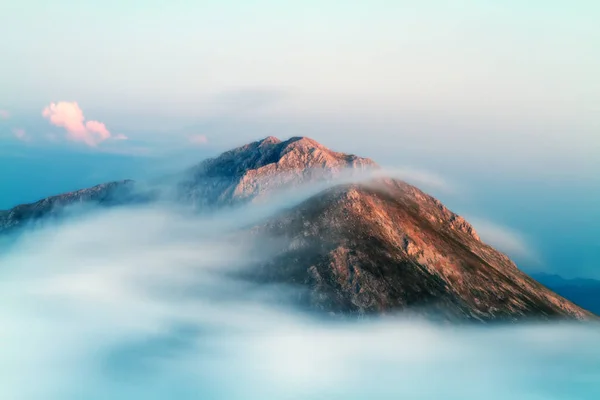 Formation and movement of clouds over mountains peaks. — Stock Photo, Image