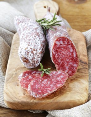 sosis incelik Salam bir ahşap tahta üzerinde füme