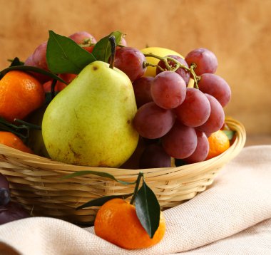 Çeşitli meyve (üzüm, armut, mandalina)