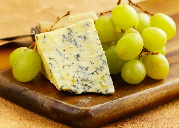 Cheese board with grapes and pear — Stock Photo, Image
