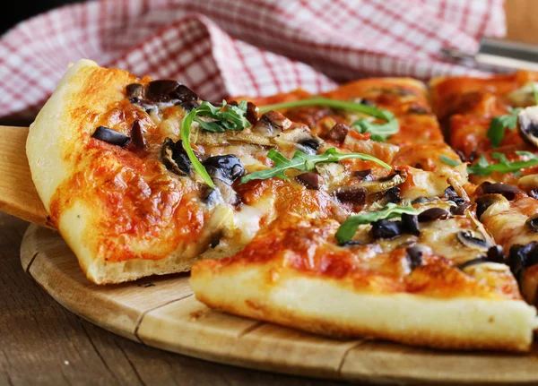 Tradycyjne dania kuchni włoskiej - pizza — Zdjęcie stockowe