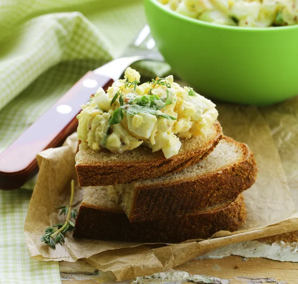 Ägg sallad med bröd till lunch — Stockfoto