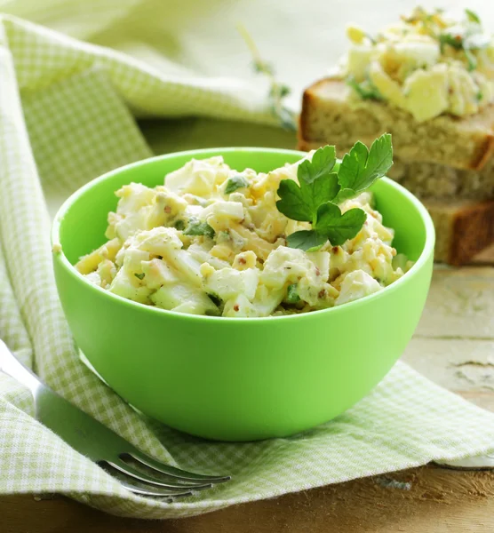 Eiersalat mit Brot zum Mittagessen — Stockfoto