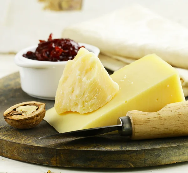Ostbricka med vindruvor och päron — Stockfoto