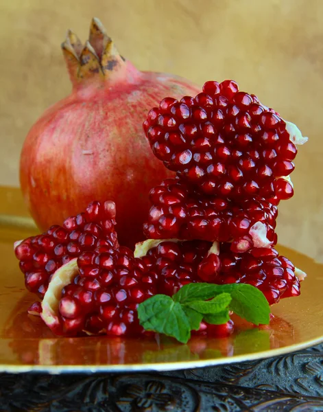 Natürlicher biologischer reifer Granatapfel — Stockfoto