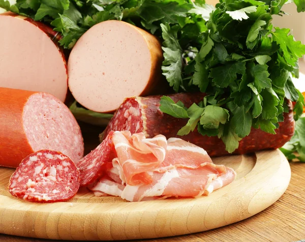Gerookte worst delicatesse salami op een houten bord — Stockfoto