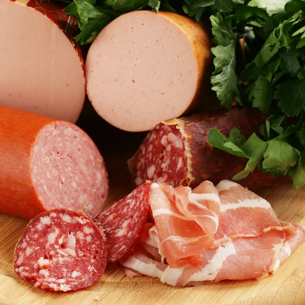 Wędzone kiełbasy przysmak salami na płycie — Zdjęcie stockowe