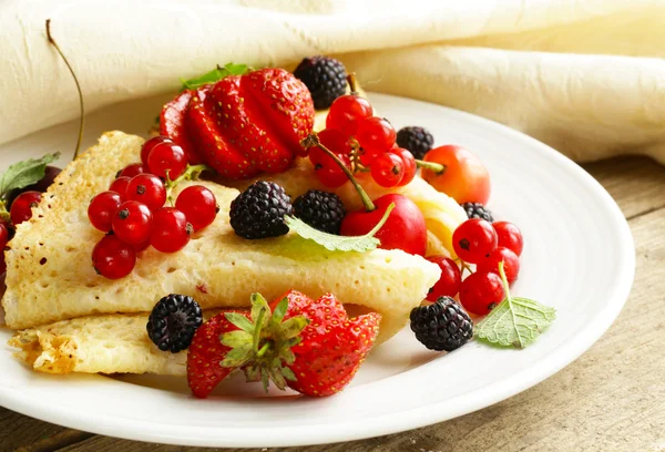 新鮮な果実と薄いパンケーキ — ストック写真