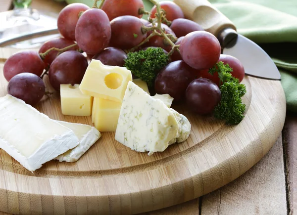 Placa de queijo com uvas e pêra — Fotografia de Stock