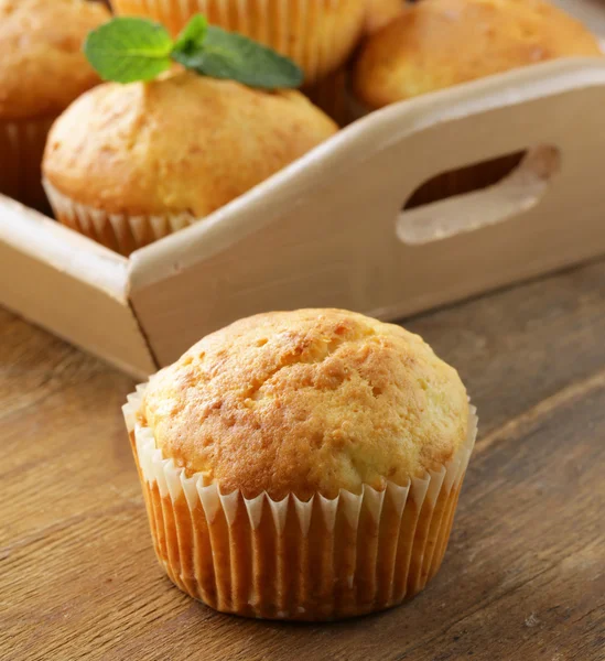 Huisgemaakt gebak, zoete muffins met poedersuiker — Stockfoto