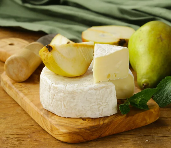 Tabla de quesos con uvas y pera —  Fotos de Stock