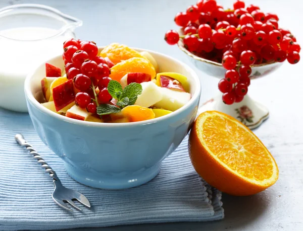 Ensalada de frutas para un desayuno saludable —  Fotos de Stock