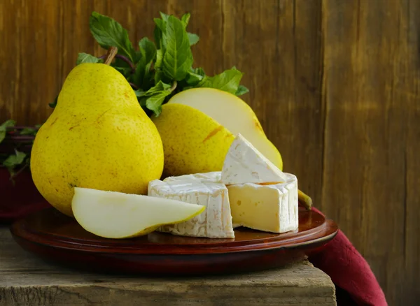 Tabla de quesos con uvas y pera —  Fotos de Stock