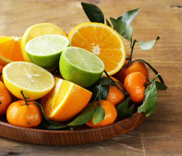Válogatott citrusfélék (narancs, lime, mandarin, citrom) — Stock Fotó