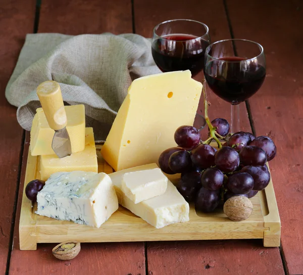 Сырная доска с виноградом и грушей — стоковое фото