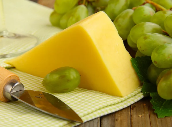Cheese board with grapes and pear — Stock Photo, Image