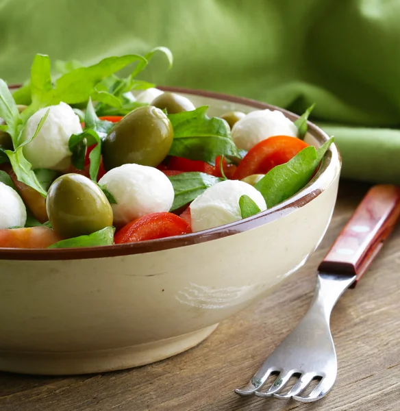 Mediterrane salade met olijven, tomaten en kaas — Stockfoto