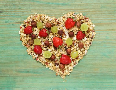 bir kalp şeklinde meyve ve fındık ile sağlıklı beslenme granola tahıl 