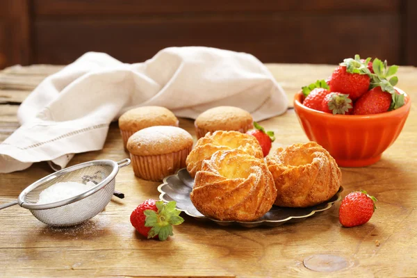 Domácí pečivo, sladké muffiny s moučkovým cukrem — Stock fotografie