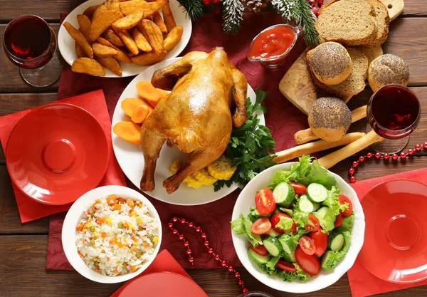 Nourriture traditionnelle pour le dîner de Noël, table de fête et décorations — Photo