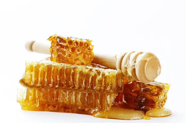 Honeycomb och skopa för honung på en vit bakgrund — Stockfoto