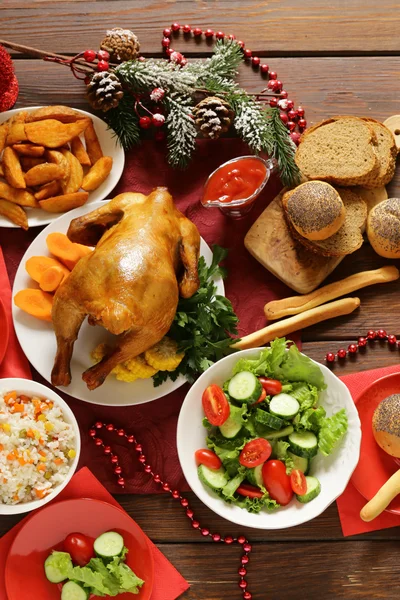 Comida tradicional para la cena de Navidad, escenario de mesa festiva y decoraciones — Foto de Stock