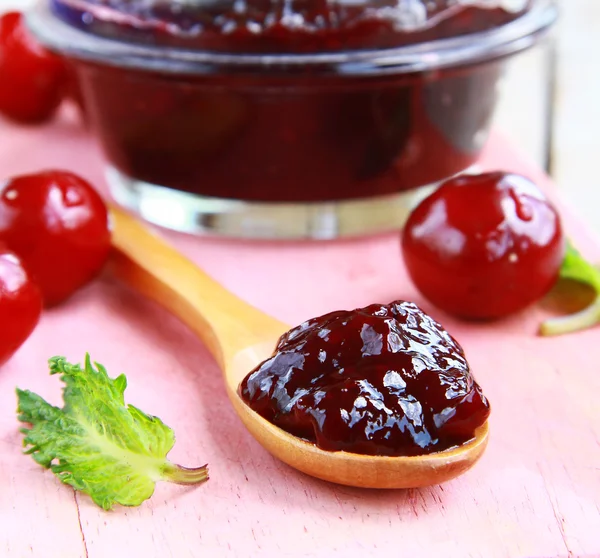 Mermelada de cereza casera en una mesa de madera — Foto de Stock