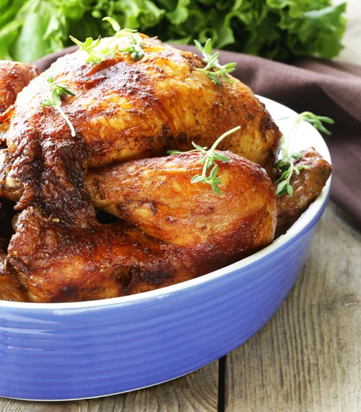 Poulet frit cuit avec des herbes et des épices — Photo