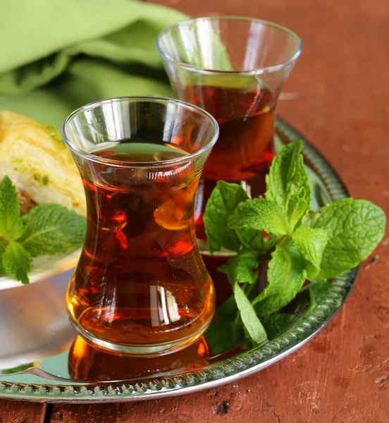 Traditionele Turkse thee in glazen bekers — Stockfoto