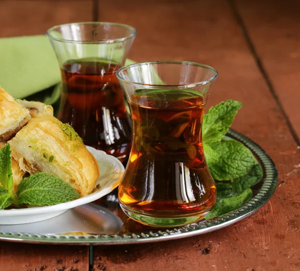 Tradiční turecký čaj ve skleněné poháry — Stock fotografie