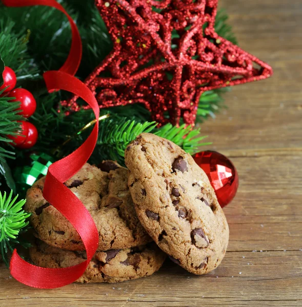 Galletas redondas con chocolate, decoraciones de Navidad — Foto de Stock