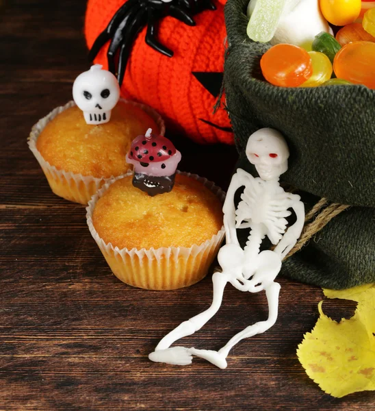 Candy and sweet muffins, decorations for Halloween — Stock Photo, Image