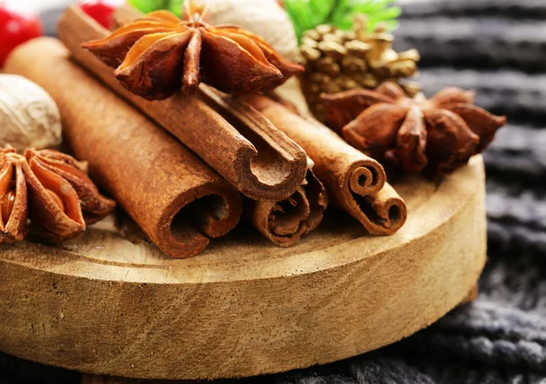 Traditionele kerst specerijen nootmuskaat, kaneel, anijs — Stockfoto