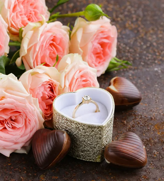 Boeket van roze rozen en chocolade harten naar een cadeau voor Valentijn — Stockfoto