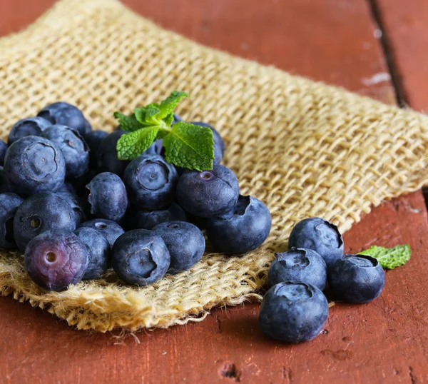 Verse biologische bosbessen op een houten tafel — Stockfoto