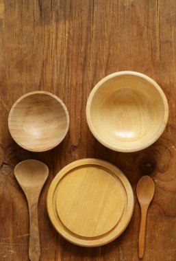 ahşap bir masa üzerinde boş gıda kase