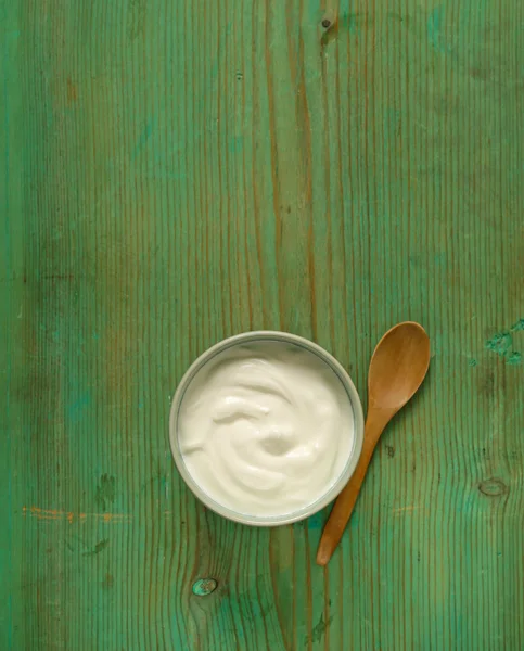 在一碗自制有机酸奶油 — 图库照片