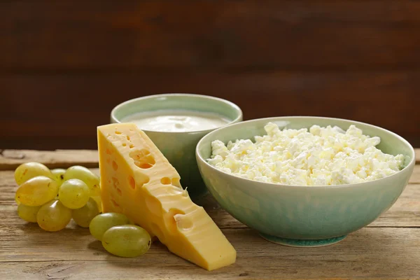 Organiczne produkty mleczne - kwaśną śmietaną, serem, jogurt — Zdjęcie stockowe