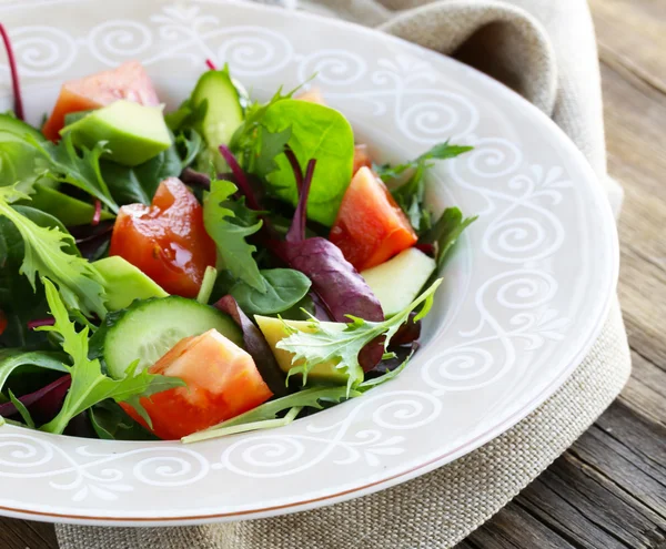 Salad with fresh vegetables and herbs, healthy food — Stock Photo, Image