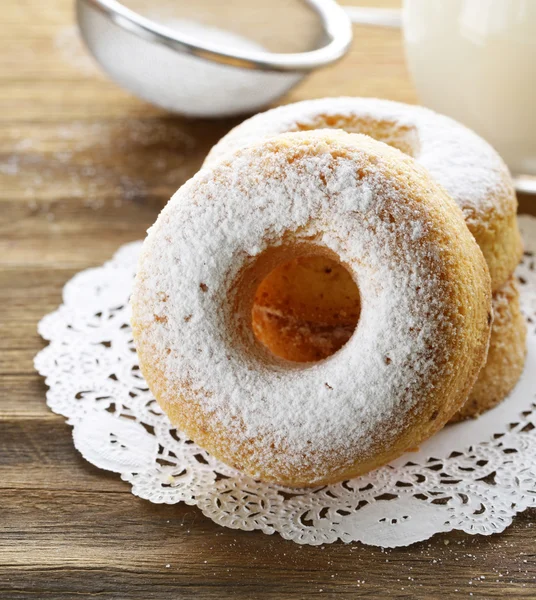 Домашние пончики с сахарной пудрой на столе — стоковое фото