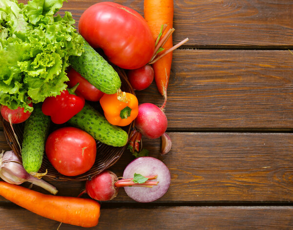 свежие органические овощи на деревянном столе