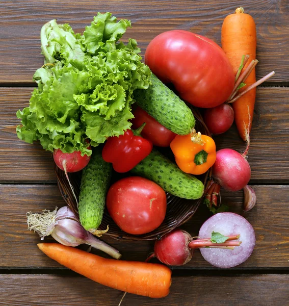 Fresh organic vegetables on a wooden table — Stock Photo, Image