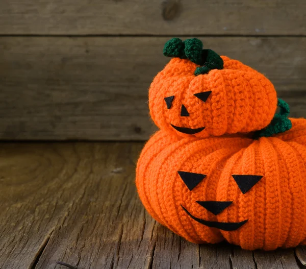 Knitted pumpkins for Halloween decorations holiday, on a wooden background — Stock Photo, Image