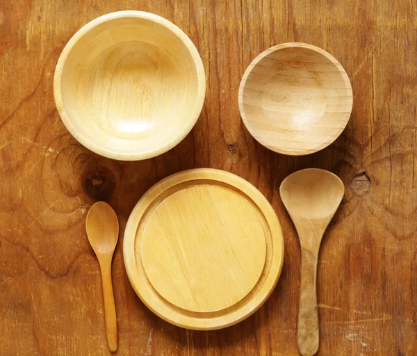 Tigelas de comida vazias em uma mesa de madeira — Fotografia de Stock