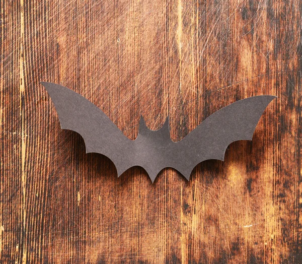 纸折纸蝙蝠在木制的背景下，为节日万圣节装饰品 — 图库照片