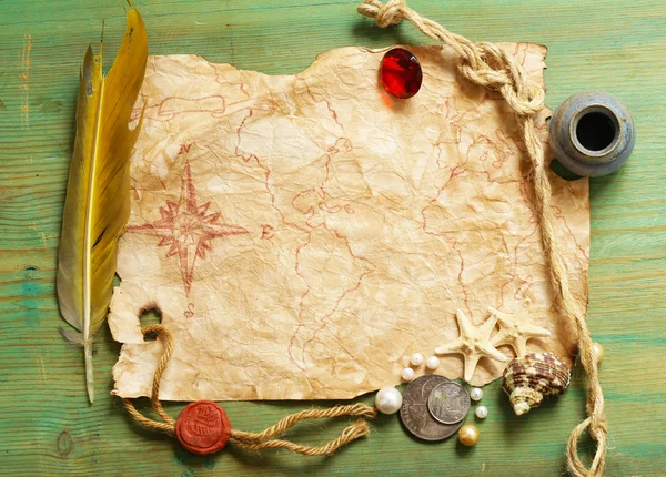 Vintage map and accessories for the treasure hunt and travel — Stock Photo, Image