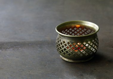 Eski bir demir zemin üzerine Arapça gümüş vintage fener