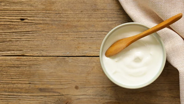 在一碗自制有机酸奶油 — 图库照片