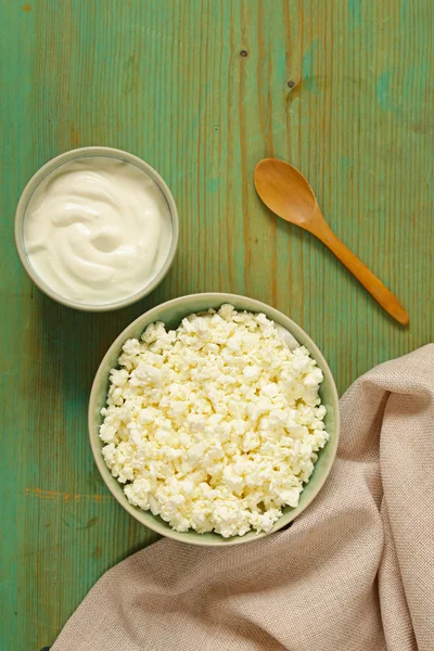 Organiczne produkty mleczne - kwaśną śmietaną, serem, jogurt — Zdjęcie stockowe