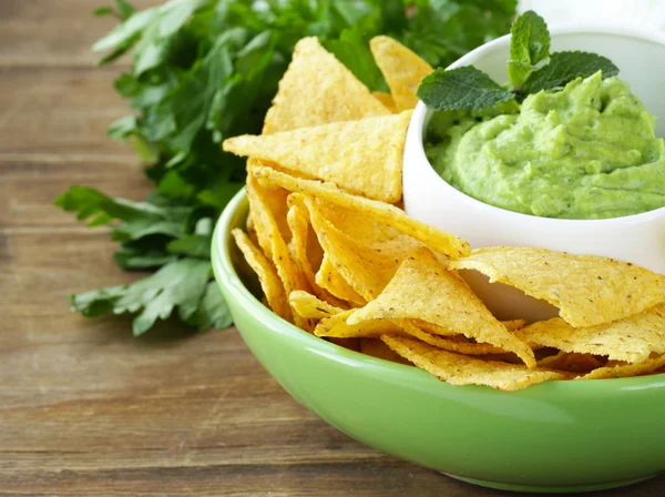 Guacamole avocado dip with chips and lime — Stock Photo, Image